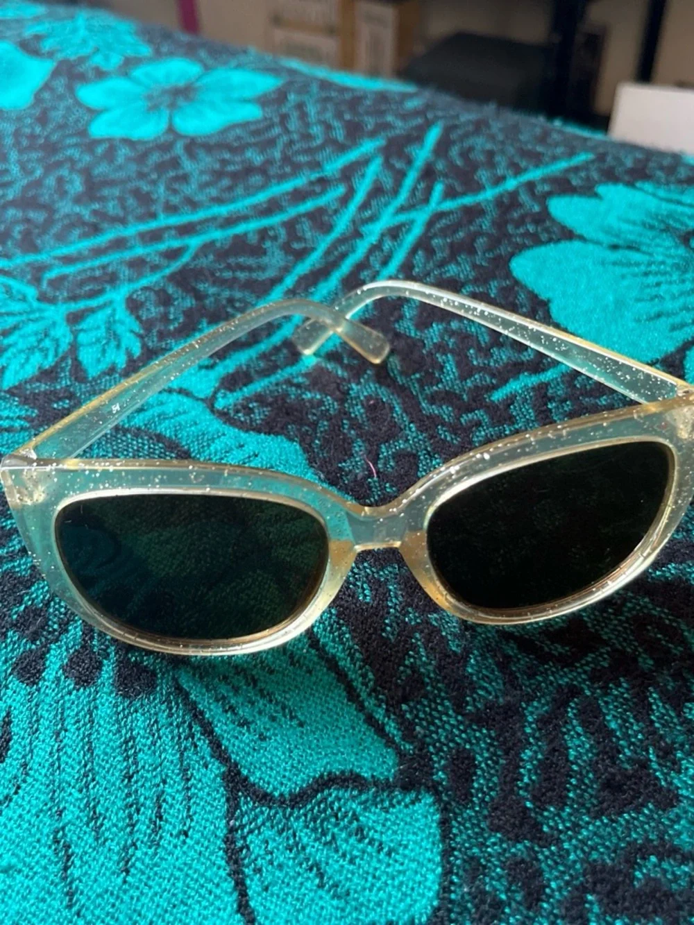 Clear Glitter Cat-Eye Sunglasses - Clear